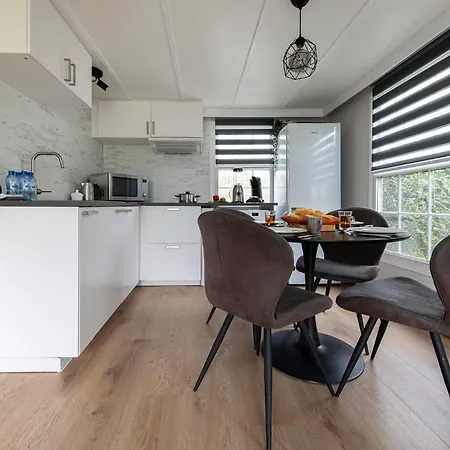 Chalet 37, Located In A Quiet & Wooded Area! Oisterwijk