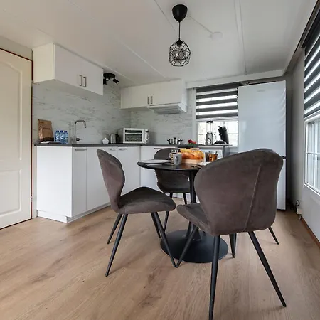 Chalet 37, Located In A Quiet & Wooded Area! Oisterwijk