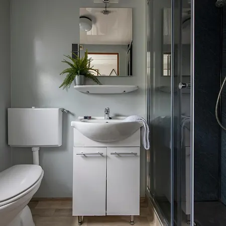 37, Located In A Quiet & Wooded Area! Шале *